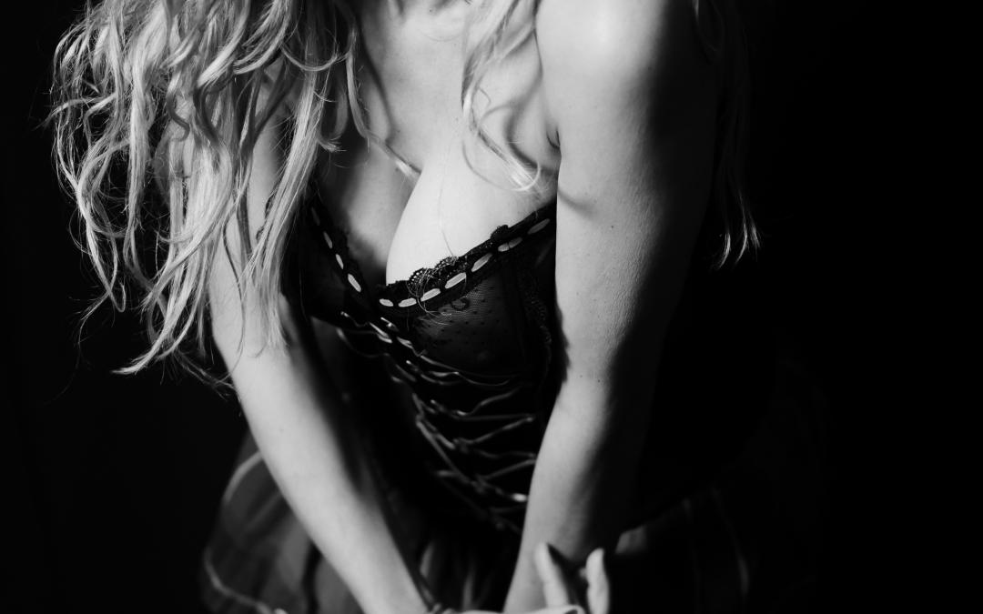 MILF, DILF i starsi partnerzy: Dlaczego dojrzałość jest teraz w cenie?