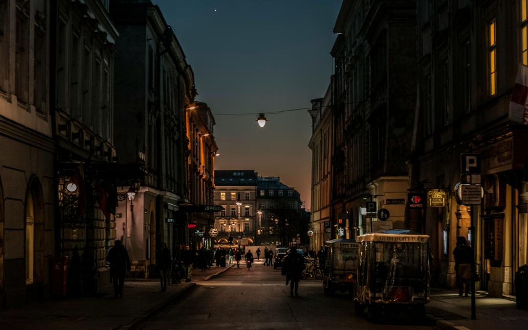 Kraków po zmroku: Jak erotyczne randki (Erodates) pomagają nawiązać lokalne znajomości?