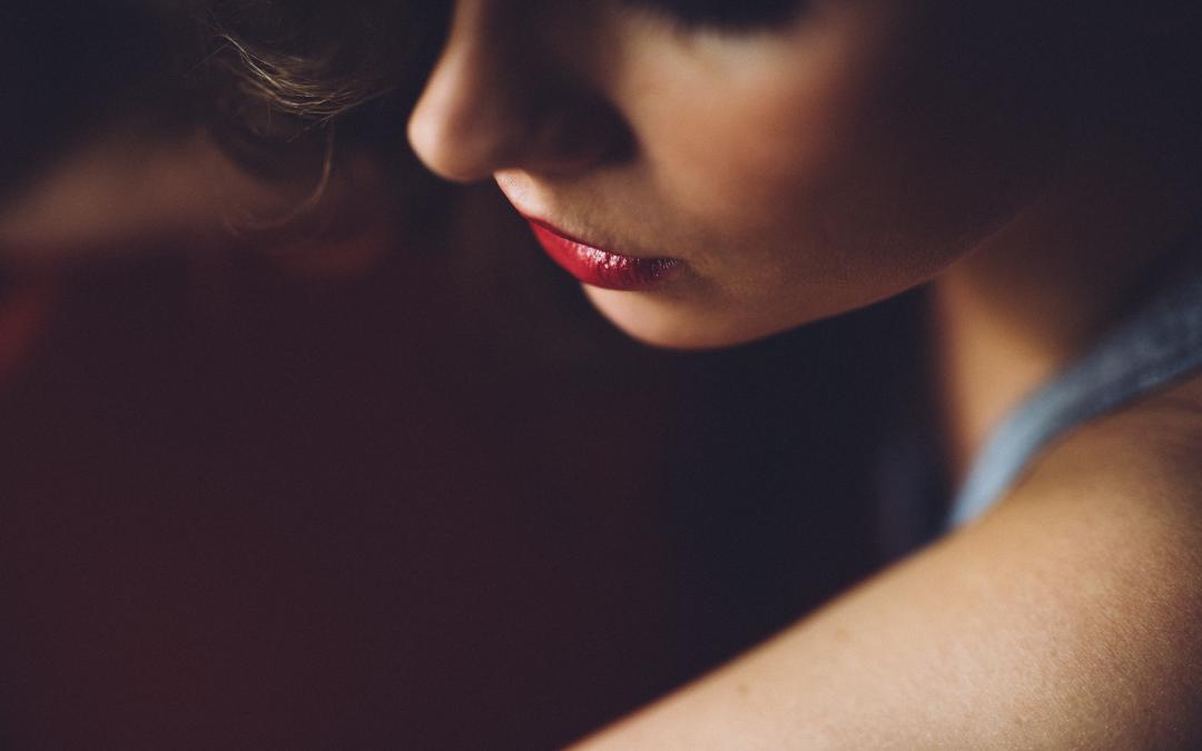 Tinder vs Erodate: Dlaczego autentyczność wygrywa z algorytmem?